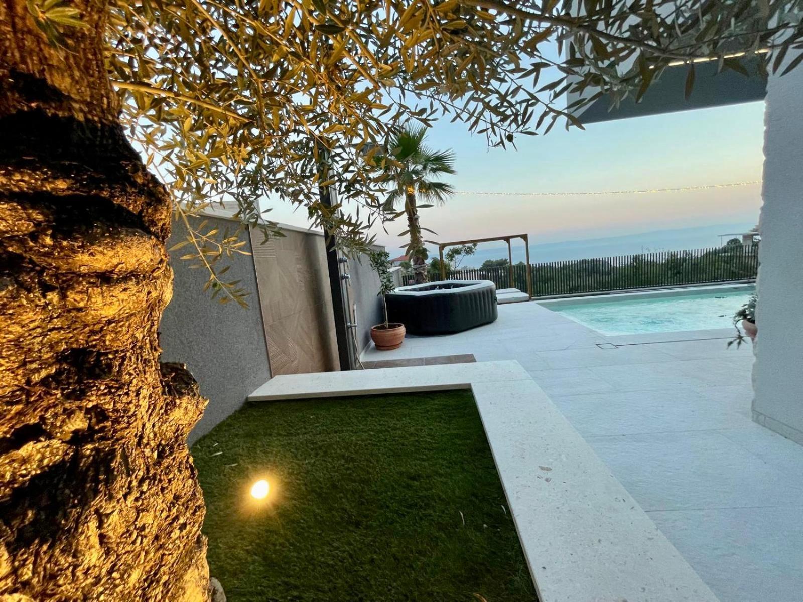 Apartment 5 *